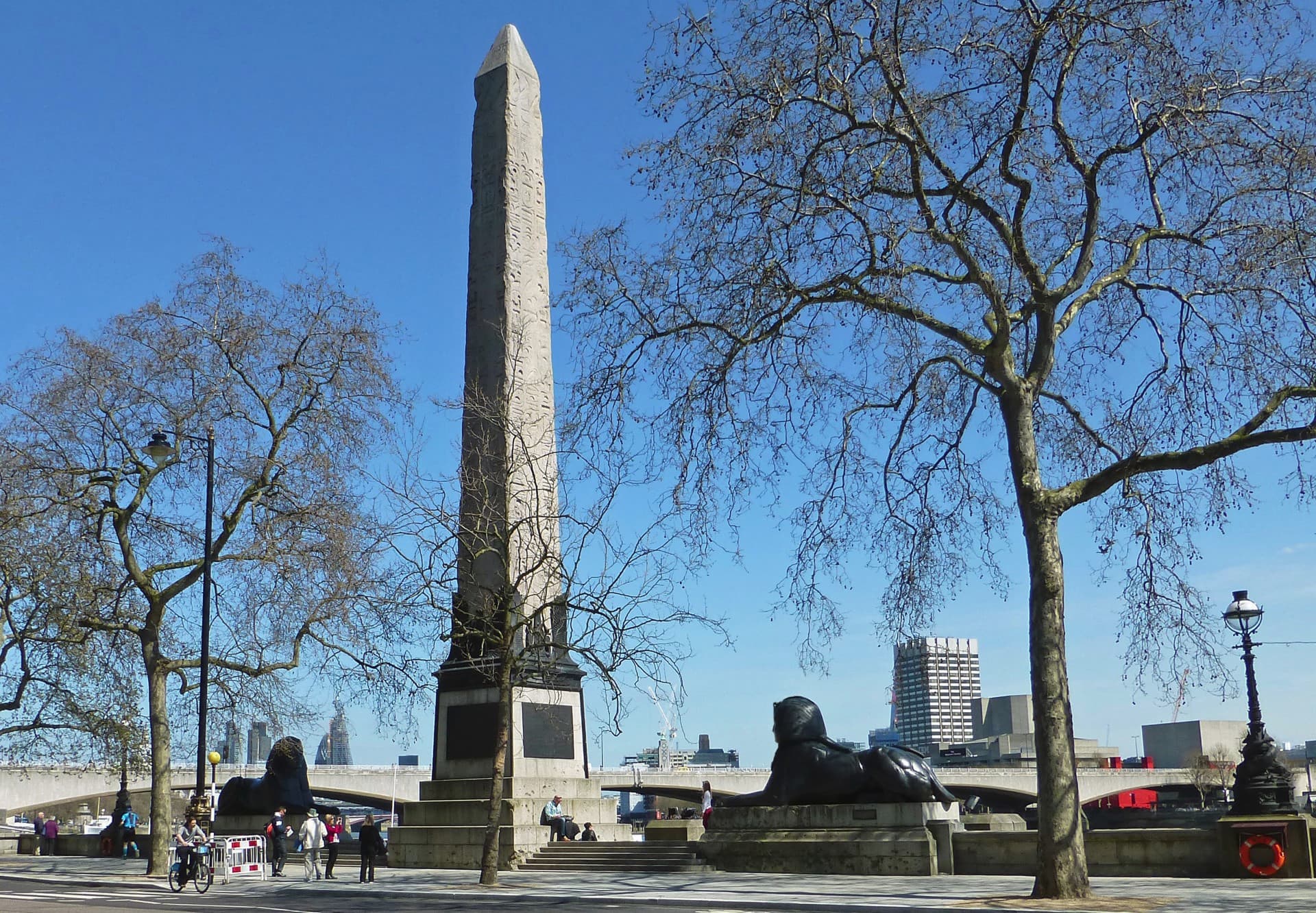 Обелиск коротко. Обелиск игла Клеопатры в Нью-Йорке. Игла Клеопатры (Cleopatra's Needle). Cleopatra Needle Лондон. Игла Клеопатры в Лондоне.